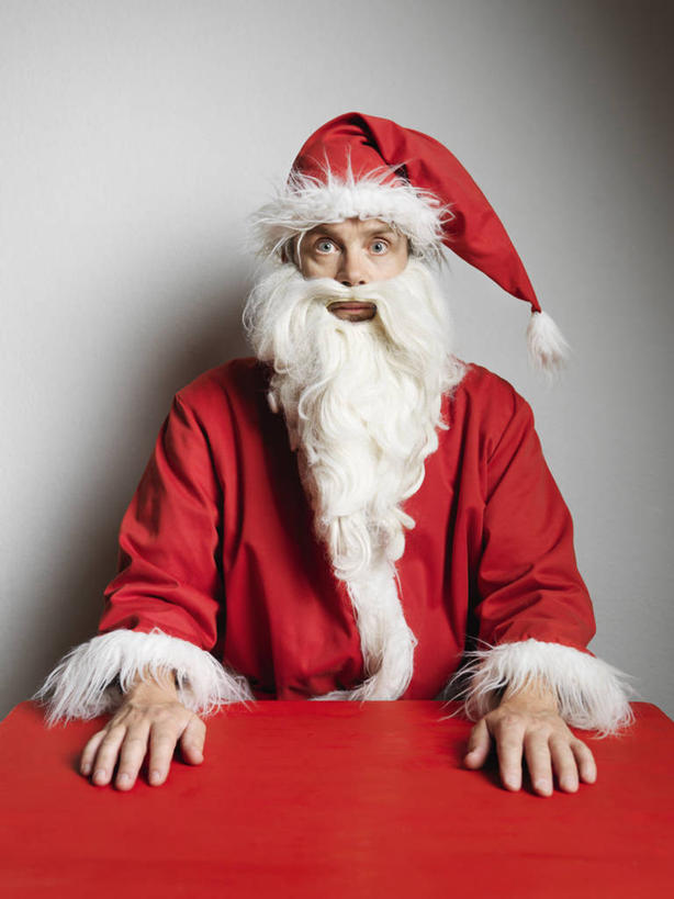 西方人,一个人,站,竖图,室内,白天,正面,民族服装,桌面,桌子,帽子,欧洲,圣诞节,欧洲人,仅一个男性,仅一个人,仅一个中年男性,圣诞老人,表演,灰色背景,节日,庆祝,木制,注视,文化,扮演,红色,木制品,观察,看,站着,庆典,圣诞帽,搭,摄影,影棚,观看,纪念,察看,搭着,关注,棉帽,饰演,男人,男性,中年男性,白种人,站立,半身,彩图,影棚拍摄,传统服装,民俗服,拍摄