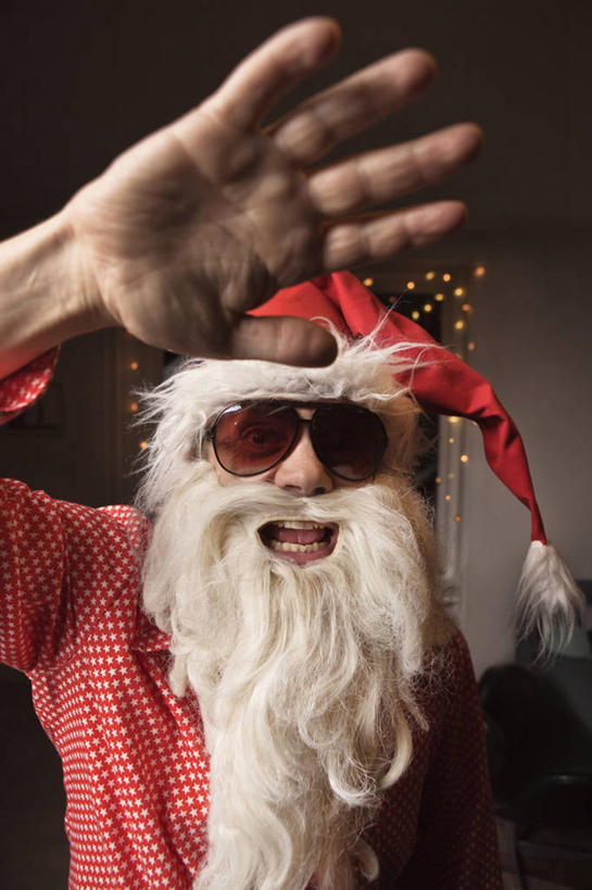 西方人,一个人,站,竖图,室内,白天,正面,民族服装,帽子,欧洲,圣诞节,欧洲人,仅一个男性,仅一个人,仅一个中年男性,圣诞老人,表演,黑色背景,节日,庆祝,墨镜,眼镜,注视,文化,扮演,红色,太阳镜,太阳眼镜,观察,看,站着,庆典,圣诞帽,遮阳镜,遮,遮掩,摄影,影棚,观看,纪念,察看,掩盖,遮挡,关注,遮盖,棉帽,掩饰,饰演,男人,男性,中年男性,白种人,站立,半身,彩图,影棚拍摄,传统服装,民俗服,拍摄