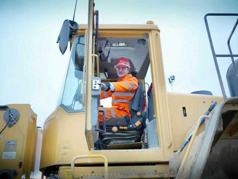 西方人,一个人,坐,横图,室外,白天,仰视,工作服,制服,汽车,帽子,欧洲,欧洲人,仅一个男性,仅一个人,阴影,光线,头盔,影子,扭头,注视,车,工人,仅一个年轻男性,蓝色,蓝天,天空,阳光,安全帽,交通工具,天,观察,看,转头,机械,工程车,晴朗,观看,挖掘机,察看,关注,载具,挖土机,万里无云,矿工,交通运输,农用机械,工作制服,男人,男性,年轻男性,白种人,晴空,晴空万里,坐着,彩图,低角度拍摄,全身,工作套服,安全服,反光背心,反光服,反光衣,矿山工人