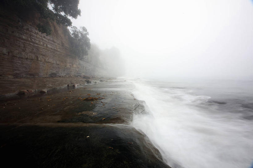 无人,横图,室外,白天,正面,旅游,度假,海浪,海洋,礁石,石头,美景,山,山脉,植物,雾,新西兰,阴影,朦胧,模糊,光线,石子,影子,景观,浪花,山峰,水平线,辽阔,海平线,山峦,娱乐,树,树木,绿色,阳光,自然,海水,群山,享受,休闲,广阔,景色,放松,生长,成长,一望无际,迷雾,自然风光,大洋洲,海景,奥克兰,纽西兰,长白云之乡,新西兰北岛,无边无际,一马平川,奥克兰区,奥克兰市,风帆之都,大海,风浪,海,海水的波动,礁,近岸浪,石块,岩石,涌浪,大雾,彩图,水天相接,水天一线