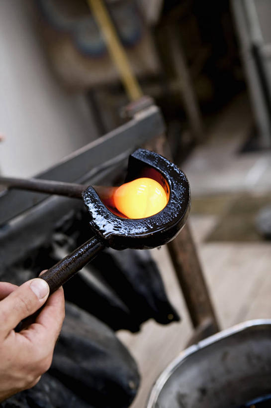 西方人,手,一个人,工厂,竖图,俯视,室内,特写,白天,工作服,制服,车间,玻璃,欧洲,欧洲人,仅一个男性,仅一个人,仅一个中年男性,握,繁华,朦胧,模糊,拿,拿着,玻璃制品,工人,手部,橙色,握着,单手,锅炉,工作制服,荣华,汽锅,男人,男性,中年男性,白种人,半身,彩图,高角度拍摄,工作套服,制造厂