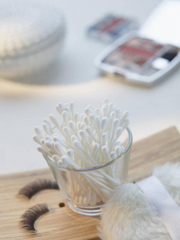 睫毛,无人,竖图,俯视,室内,特写,白天,静物,杯子,阴影,朦胧,模糊,反射,粉饼,影子,玻璃制品,粉扑,化妆品,水杯,棉花棒,棉签,假睫毛,摄影,影棚,修饰,美容工具,护肤品,化妆用品,眼妆,护肤用品,棉棒,遮盖,化妆工具,吸脂,擦拭棒,睫,眼睫毛,玻璃杯,彩图,高角度拍摄,影棚拍摄,拍摄,美容用品,防晒