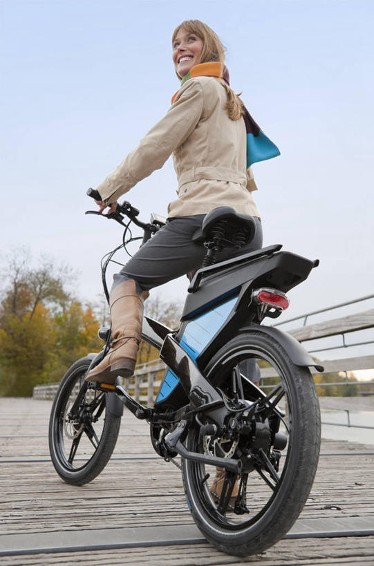 西方人,一个人,栏杆,坐,竖图,室外,白天,仰视,植物,欧洲,欧洲人,仅一个年轻女性,仅一个女性,仅一个人,握,阴影,服装,光线,木板,影子,围栏,桥,电动车,木桥,扭头,注视,休闲装,护栏,栈桥,车,电瓶车,树,树木,衣服,蓝色,绿色,蓝天,天空,阳光,自然,交通工具,天,观察,看,转头,休闲,休闲服,握着,服饰,生长,晴朗,成长,观看,人行桥,木板桥,察看,关注,载具,万里无云,年轻女性,女人,女性,白种人,晴空,晴空万里,坐着,彩图,低角度拍摄,全身