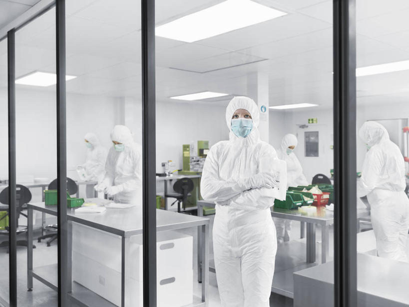 西方人,背部,伙伴,朋友,科学家,站,双手交叉,横图,室内,白天,正面,友谊,安全,合作,团队,窗户,落地窗,桌子,照明,欧洲,欧洲人,五个人,握,阴影,服装,分离,光线,影子,实验室,研究室,灯光,防护,许多人,过滤,拿,分开,拿着,注视,顶灯,玻璃窗,灯,衣服,白色,口罩,手套,灯具,观察,看,站着,一群人,隔断,战略,握着,遮掩,服饰,观看,保护,隔离,照亮,察看,卫生,掩盖,双手抱胸,遮挡,衣着,科研人员,白大褂,照明设备,穿着,关注,净化,间隔,保险,研究者,预防,试验室,遮盖,实验服,防尘,鞋套,科学研究者,保全,周全,安稳,安定,联合,合谋,防护手套,掩饰,断绝,隔开,屏蔽,屏绝,远离,中断,阻遏,阻隔,衣饰,配合,平安,协作,男人,男性,年轻男性,年轻女性,女人,女性,中年男性,中年女性,白种人,科学工作者,站立,半身,彩图,鞋罩,一次性鞋套,实验衣