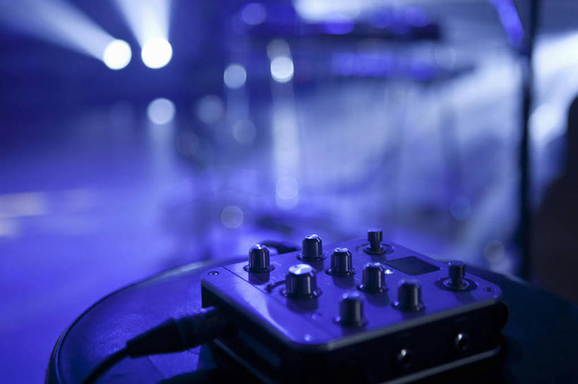 无人,舞台,横图,室内,特写,白天,正面,游戏,静物,照明,阴影,朦胧,模糊,光线,影子,灯光,玩,娱乐,灯,一个,灯具,休闲,游戏机,单个,活动,手柄,聚光灯,照亮,控制,游戏手柄,照明设备,发泄,消遣,智力,宣泄,表演台,玩耍,嬉戏,彩图