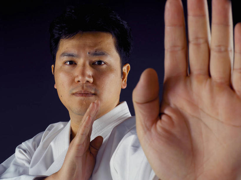 东方人,一个人,站,横图,室内,白天,正面,锻炼,运动,武术,亚洲,仅一个男性,仅一个人,仅一个中年男性,阴影,黑色背景,服装,反射,影子,注视,黄种人,衣服,白色,观察,看,站着,摄影,服饰,影棚,观看,察看,衣着,穿着,关注,武打,武功,衣饰,体育,男人,男性,中年男性,亚洲人,站立,半身,彩图,影棚拍摄,健身,拍摄,武学,练功服