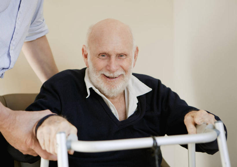 西方人,两个人,医生,病人,站,笑,微笑,露齿笑,横图,室内,白天,正面,欧洲,欧洲人,握,阴影,服装,反射,工具,影子,注视,休闲装,衣服,扶,观察,看,站着,医护人员,医疗人员,休闲,休闲服,器械,握着,服饰,拐杖,观看,察看,扶着,关注,病患,医疗器械,助行器,辅助设备,老年男性,男人,男性,中年男性,白种人,大夫,患者,就医者,站立,半身,彩图,四脚拐杖,助步器