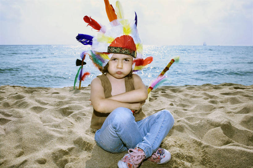 西方人,儿童,嘴,一个人,坐,盘腿,双手交叉,横图,室外,白天,正面,纯洁,海浪,海洋,沙滩,帽子,羽毛,欧洲,欧洲人,仅一个女性,仅一个人,握,阴影,服装,裤子,生气,轻盈,柔软,装饰,光线,沙子,影子,海岸,浪花,沙地,拿,拿着,注视,牛仔裤,休闲装,小孩,衣服,蓝色,蓝天,天空,阳光,海水,发饰,饰品,天,嘟嘴,观察,看,仅一个小孩,休闲,休闲服,撅嘴,可爱,童年,童趣,握着,愤怒,服饰,晴朗,观看,恼怒,察看,双手抱胸,愤慨,怒气,气愤,发怒,关注,怒火,情绪,脾气,海景,童真,烂漫,无邪,配饰,万里无云,忿怒,怨恨,强烈,轻柔,一顶,气忿,愤恨,肝火,激动,天真,女孩,女人,女性,白种人,孩子,嘴巴,嘴唇,大海,风浪,海,海水的波动,海滩,近岸浪,涌浪,晴空,晴空万里,盘腿而坐,盘膝,盘着腿的,盘着腿坐,双腿交叉,坐着,彩图,全身,酋长帽,印第安帽,羽毛帽,女生