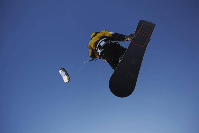 西方人,一个人,站,横图,室外,白天,仰视,运动服,锻炼,旅游,度假,运动,欧洲,欧洲人,仅一个男性,仅一个人,仅一个中年男性,阴影,服装,光线,影子,娱乐,极限运动,衣服,黄色,蓝色,蓝天,天空,阳光,天,站着,享受,休闲,放松,服饰,晴朗,衣着,穿着,室外运动,户外运动,冲浪风筝,万里无云,衣饰,风筝冲浪,男人,男性,中年男性,白种人,晴空,晴空万里,站立,彩图,低角度拍摄,全身,健身,运动装