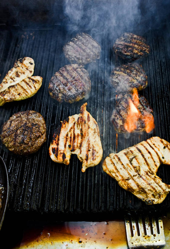 无人,竖图,俯视,室内,特写,白天,烧烤,热情,火,朦胧,模糊,火焰,烟雾,肉,牛肉,烤架,烤肉,燃烧,汉堡包,肉饼,肉类,铁架,肉食,彩图,高角度拍摄,汉堡饼,汉堡肉饼