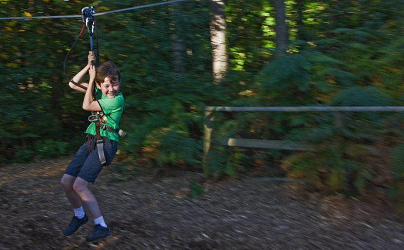 西方人,儿童,一个人,站,举,横图,室外,白天,侧面,锻炼,旅游,度假,探险,纯洁,运动,森林,树林,植物,欧洲,欧洲人,仅一个男性,仅一个人,握,阴影,服装,裤子,朦胧,模糊,光线,影子,树桩,速滑,扭头,注视,牛仔裤,休闲装,娱乐,极限运动,树,树干,树木,小孩,衣服,绿色,阳光,自然,观察,看,托,站着,转头,仅一个小孩,享受,休闲,休闲服,木桩,放松,可爱,童年,童趣,握着,服饰,生长,成长,观看,察看,关注,室外运动,下降,降落,户外运动,速降,童真,烂漫,无邪,降低,下跌,下落,冒险,体育,天真,男孩,男人,男性,白种人,孩子,举起,举手,举着,向上举,向上伸,向上托,站立,彩图,全身,健身,滑索,男生