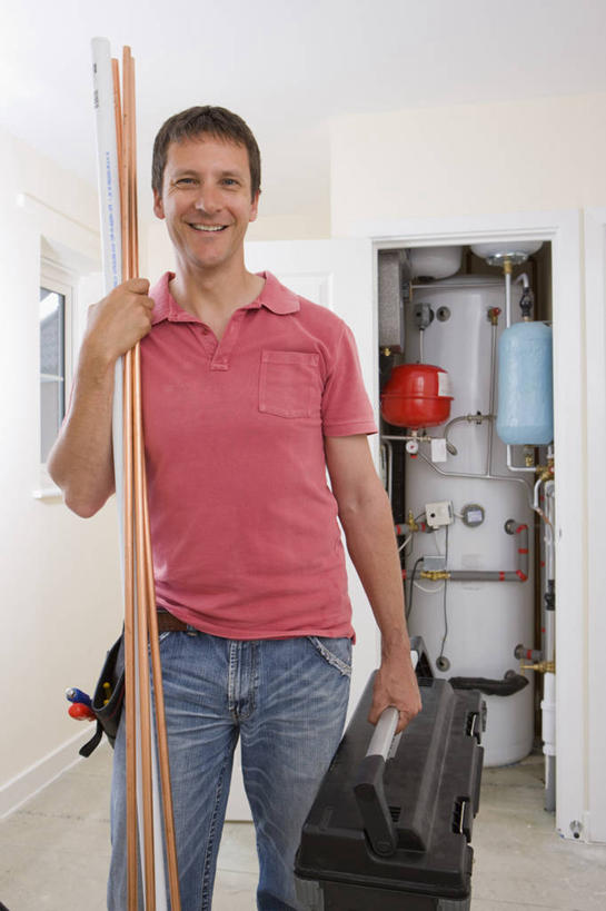 西方人,一个人,机修工,站,笑,微笑,露齿笑,竖图,室内,白天,正面,欧洲,欧洲人,仅一个男性,仅一个人,仅一个中年男性,握,服装,管子,墙,拿,拿着,注视,休闲装,水管,墙壁,墙面,工人,衣服,容器,箱子,观察,看,站着,休闲,休闲服,工具箱,握着,服饰,观看,储藏,察看,储存,关注,锅炉,汽锅,男人,男性,中年男性,白种人,机械师,机修工人,站立,半身,彩图,贮存