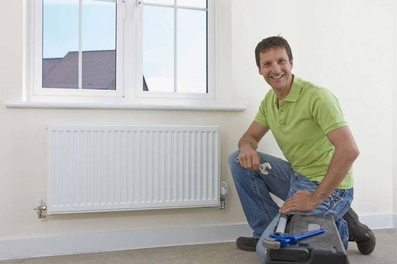 西方人,一个人,机修工,蹲,笑,微笑,露齿笑,横图,室内,白天,侧面,窗户,欧洲,欧洲人,仅一个男性,仅一个人,仅一个中年男性,连接,握,组合,服装,裤子,工具,墙,拿,拿着,扭头,注视,牛仔裤,休闲装,玻璃窗,墙壁,墙面,工人,衣服,容器,箱子,观察,看,转头,休闲,休闲服,工具箱,握着,服饰,观看,储藏,扳手,链接,散热,五金,察看,紧固,储存,关注,拼接,拼凑,拼合,凑集,聚合,撮合,链结,牢固,扳头,呆扳手,开口扳手,男人,男性,中年男性,白种人,机械师,机修工人,蹲着,彩图,全身,CPU散热器,热管散热器,贮存,散热器