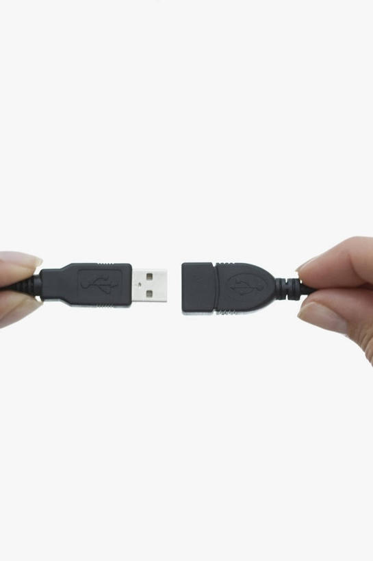 西方人,手,一个人,竖图,室内,特写,白天,白色背景,正面,通讯,数据,欧洲,欧洲人,双手,仅一个女性,仅一个人,握,阴影,反射,传输,影子,一个,仅一个中年女性,手部,握着,摄影,影棚,单个,数据线,USB线,线缆,女人,女性,中年女性,白种人,半身,彩图,影棚拍摄,拍摄,USB数据线