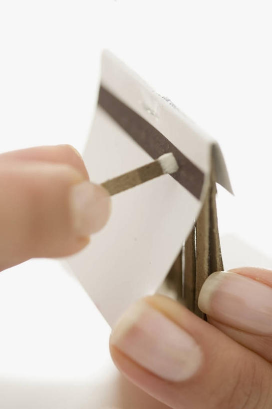 西方人,手,指甲,一个人,竖图,室内,特写,白天,白色背景,正面,欧洲,欧洲人,双手,仅一个女性,仅一个人,握,阴影,朦胧,模糊,反射,火柴,影子,纸盒,盒子,火柴盒,一个,包装盒,容器,仅一个中年女性,手部,握着,摄影,影棚,单个,储藏,洋火,储存,火柴梗,取火工具,女人,女性,中年女性,白种人,手指甲,半身,彩图,影棚拍摄,拍摄,贮存