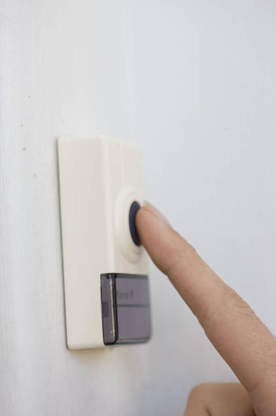 西方人,手,指甲,一个人,竖图,室内,特写,白天,正面,欧洲,欧洲人,仅一个女性,仅一个人,敲打,阴影,反射,影子,墙,输入,墙壁,墙面,一个,白色,按钮,打字,仅一个中年女性,手部,单个,单手,点击,敲击,门铃,按键,女人,女性,中年女性,白种人,手指甲,半身,彩图