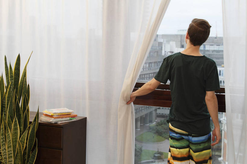 西方人,一个人,站,拉,横图,室内,白天,植物,窗户,窗帘,落地窗,桌子,书籍,欧洲,欧洲人,仅一个男性,仅一个人,睡裤,睡衣,服装,装饰,木制,盆栽,盆景,茶几,休闲装,玻璃窗,仅一个年轻男性,背面,衣服,绿色,自然,帘子,木制品,站着,休闲,休闲服,遮阳,服饰,生长,成长,华丽,修饰,点缀,衬托,美观,雅致,雅观,寝衣,男人,男性,年轻男性,白种人,书,图书,抬头,仰头,站立,半身,彩图