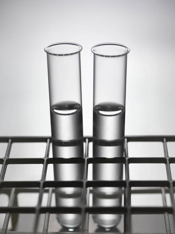 无人,竖图,俯视,室内,特写,白天,实验,仪器,杯子,阴影,灰色背景,研究,透明,反射,分析,化学,测试,试管,试管架,液体,影子,架子,玻璃制品,两个,白色,玻璃瓶,瓶子,器皿,摄影,影棚,计量,玻璃仪器,试验耗材,实验用品,玻璃杯,彩图,高角度拍摄,影棚拍摄,拍摄