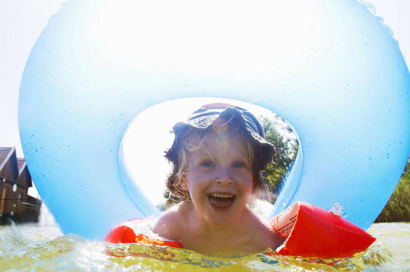 游泳,西方人,儿童,一个人,游泳池,笑,微笑,露齿笑,横图,室外,白天,正面,纯洁,水,植物,帽子,欧洲,欧洲人,仅一个男性,仅一个人,阴影,泳帽,光线,救生圈,影子,塑料,水池,水面,注视,泳池,裸露,树,树木,小孩,绿色,阳光,自然,塑料制品,游泳圈,观察,看,仅一个小孩,可爱,童年,童趣,充气,生长,成长,观看,察看,救生,关注,游泳帽,裸,童真,烂漫,无邪,泅水,天真,男孩,男人,男性,白种人,孩子,半身,彩图,浮圈,手臂浮圈,手臂圈,手臂游泳圈,男生