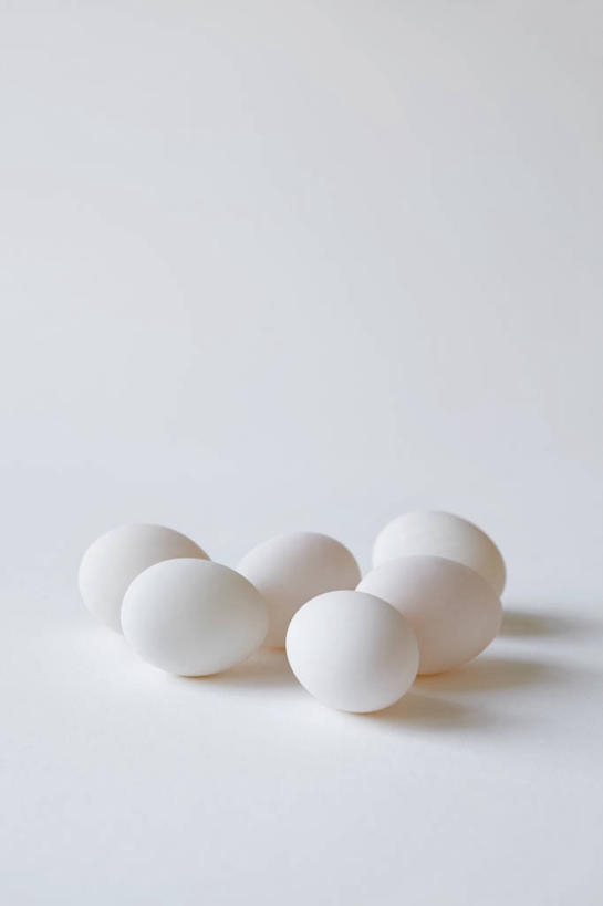 无人,竖图,俯视,室内,特写,白天,白色背景,五个,许多,阴影,反射,影子,蛋,鸡蛋,白色,摄影,影棚,草鸡蛋,卵,彩图,高角度拍摄,影棚拍摄,拍摄,本鸡蛋,笨鸡蛋,柴鸡蛋,山鸡蛋,土鸡蛋