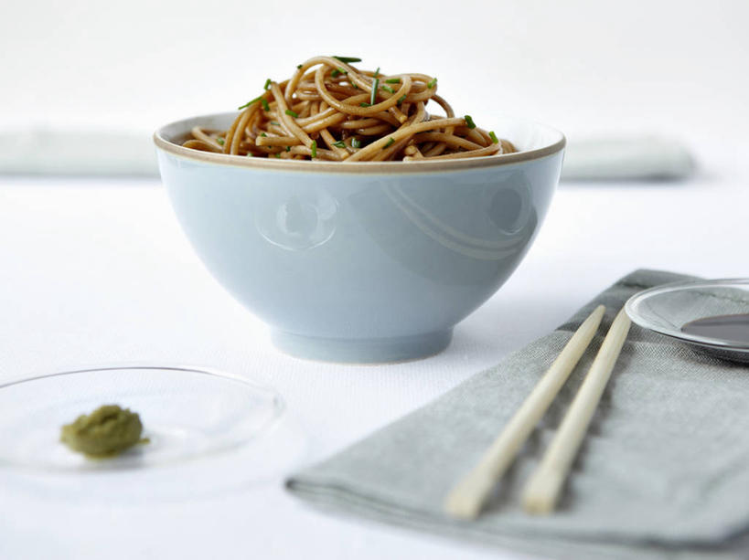 面食,面条,芥末,无人,横图,室内,特写,白天,正面,烹饪,中餐,餐桌,筷子,桌子,餐具,阴影,朦胧,模糊,反射,碟子,盘,影子,勺子,陶瓷,调料,酱料,酱汁,面,佐料,料理,食品,陶瓷制品,冷面,调味品,调味料,文化,传统,酱,菜肴,美食,食物,盘子,容器,调羹,碟,汤匙,碗,中式,佳肴,餐台,储藏,礼节,储存,礼仪,芥末酱,进餐用具,彩图,芥辣,芥辣酱,青芥末酱,日式青芥末酱,贮存