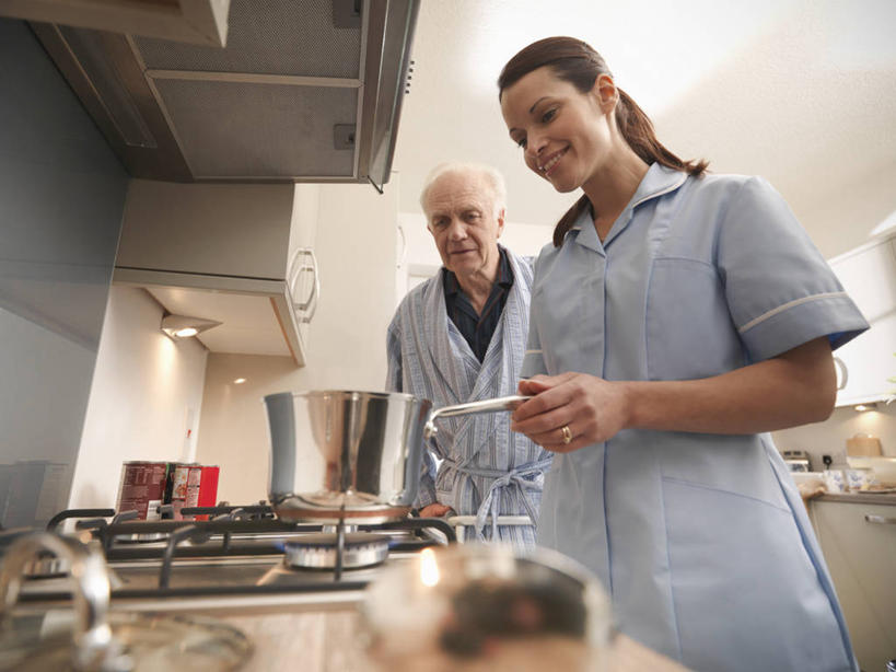 西方人,两个人,站,笑,微笑,横图,室内,白天,仰视,工作服,浴袍,制服,厨房,桌面,桌子,欧洲,欧洲人,握,朦胧,模糊,壶,勺子,拿,拿着,注视,水壶,茶壶,容器,调羹,汤匙,低头,观察,看,站着,护工,护理,握着,观看,照顾,察看,关注,护理工,照看,护理员,工作制服,老年男性,男人,男性,女人,女性,中年女性,白种人,站立,半身,彩图,低角度拍摄,工作套服,汤帷子,浴衣,灶间,厨房料理台,料理台