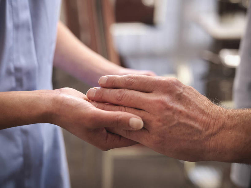 西方人,手,两个人,站,握手,横图,俯视,室内,特写,白天,工作服,毛衣,制服,欧洲,欧洲人,双手,阴影,朦胧,模糊,反射,影子,站着,护工,手部,护理,照顾,线衫,护理工,照看,护理员,工作制服,毛线衣,绒线衣,老年男性,男人,男性,女人,女性,中年女性,白种人,搀手,拉手,手拉手,手握手,站立,半身,彩图,高角度拍摄,工作套服,绒衣,套衫,套头毛衣,线衣