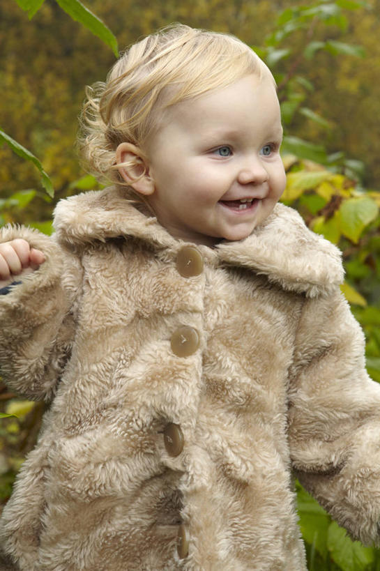 西方人,婴儿,儿童,一个人,站,笑,微笑,竖图,室外,白天,正面,纯洁,植物,欧洲,欧洲人,仅一个人,服装,朦胧,模糊,扭头,注视,树,树木,小孩,衣服,绿色,自然,观察,看,站着,转头,温暖,棉衣,可爱,服饰,活泼,生长,成长,观看,保暖,察看,御寒,关注,宝宝,纯真,烂漫,无邪,棉袄,棉服,冬装,伶俐,天真,白种人,孩子,站立,半身,彩图,袄子,棉被服