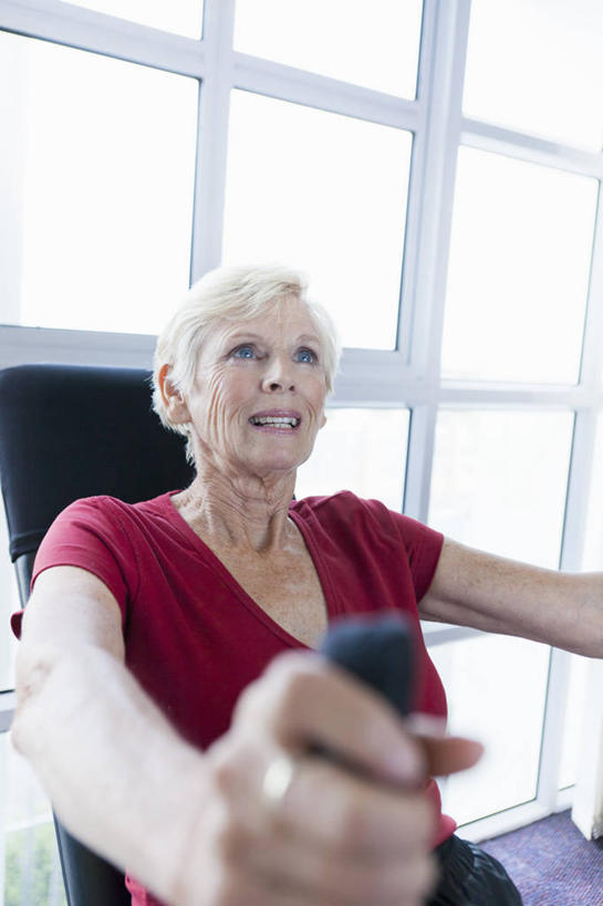 西方人,一个人,健身房,坐,笑,微笑,露齿笑,竖图,室内,白天,正面,运动服,锻炼,运动,窗户,落地窗,欧洲,欧洲人,仅一个女性,仅一个人,握,服装,朦胧,模糊,注视,娱乐,运动器械,玻璃窗,衣服,观察,看,享受,休闲,健身器械,放松,握着,服饰,仅一个老年女性,观看,察看,衣着,穿着,关注,健身器材,室内运动,衣饰,老年女性,女人,女性,白种人,坐着,半身,彩图,健身,健身馆,扩胸训练器,胸肌训练器,运动器材,运动装