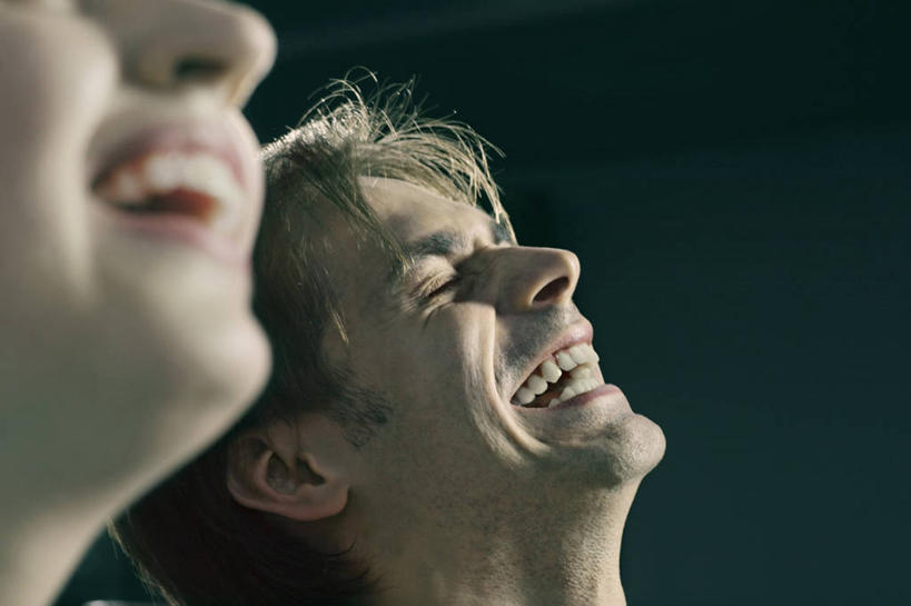 西方人,脸,头,脸颊,两个人,闭眼,笑,微笑,露齿笑,横图,室内,特写,白天,仰视,爱情,电影院,剧院,欧洲,欧洲人,阴影,黑色背景,朦胧,模糊,光线,影子,灯光,浪漫,温暖,温馨,恩爱,恋人,和睦,男人,男性,年轻男性,年轻女性,女人,女性,白种人,头部,脸部,脸蛋,面部,情侣,闭眼睛,闭着眼,闭着眼睛,抬头,仰头,半身,彩图,低角度拍摄,剧场,戏院,影院,伴侣,融洽