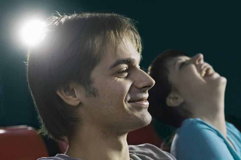 西方人,两个人,坐,闭眼,笑,微笑,露齿笑,横图,室内,白天,侧面,爱情,电影院,剧院,欧洲,欧洲人,阴影,黑色背景,服装,朦胧,模糊,光线,影子,灯光,浪漫,休闲装,座位,衣服,休闲,温暖,温馨,休闲服,恩爱,恋人,服饰,和睦,男人,男性,年轻男性,年轻女性,女人,女性,白种人,情侣,闭眼睛,闭着眼,闭着眼睛,抬头,仰头,坐着,半身,彩图,剧场,戏院,影院,伴侣,融洽