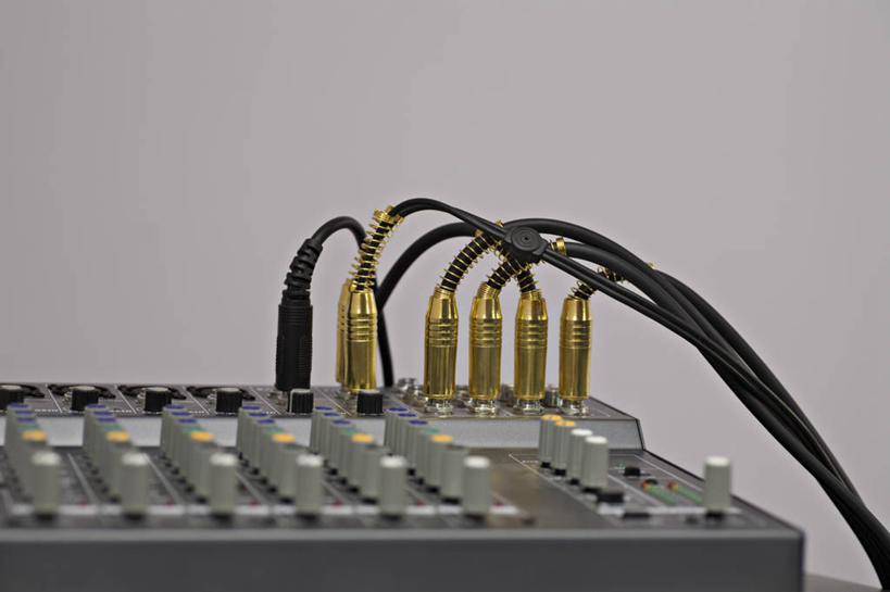 无人,横图,室内,特写,白天,正面,通讯,数据,静物,阴影,灰色背景,反射,传输,影子,加工,摄影,影棚,放大,修饰,混合,播音,广播,调音台,音频线,分配,线缆,调音控制台,彩图,影棚拍摄,拍摄,音频连接线