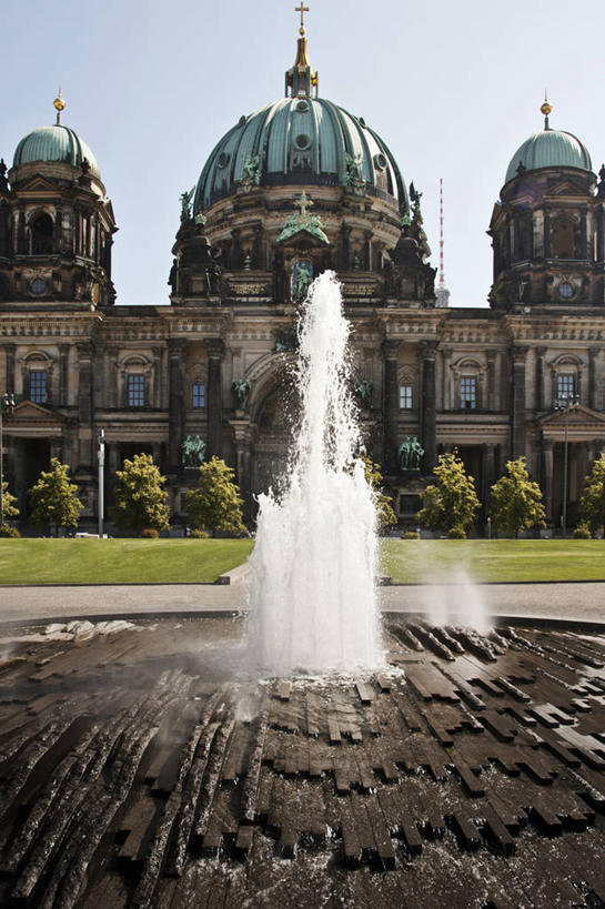 无人,竖图,室外,白天,正面,旅游,度假,草地,草坪,水,植物,标志建筑,地标,建筑,喷泉,德国,欧洲,阴影,飞溅,溅,光线,液体,影子,景观,水滴,首都,文化,娱乐,建设,柏林,柏林大教堂,水珠,草,树,树木,蓝色,绿色,蓝天,天空,阳光,自然,天,品味,享受,休闲,旅游胜地,放松,生长,晴朗,成长,西欧,喷洒,水景,万里无云,德意志联邦共和国,美观,柏林州,柏林博物馆岛,博物馆岛,菩提树大街,设计,晴空,晴空万里,彩图