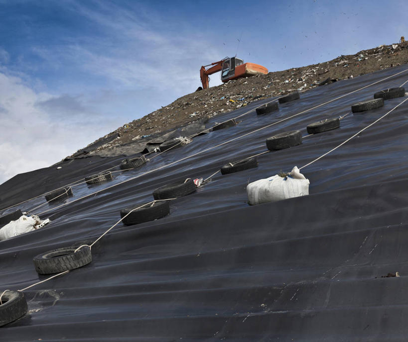 无人,横图,室外,白天,仰视,农业,汽车,意大利,欧洲,一堆,一排,许多,阴影,堆叠,堆积,整齐,光线,布,影子,云,云朵,垃圾,很多,云彩,车,排列,蓝色,黑色,白云,蓝天,天空,阳光,轮胎,绳子,交通工具,天,机械,橡胶,晴朗,堆,绳索,布匹,队列,南欧,载具,拖拉机,橡胶制品,车胎,防水,意大利共和国,首府,交通运输,农用机械,防潮,波伦亚,博洛尼亚,柱廊之城,渣滓,油布,艾米利亚.罗马涅,艾米利亚.罗马涅大区,晴空,彩图,低角度拍摄,外胎