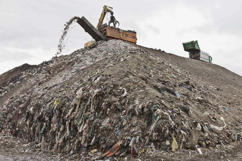 无人,横图,室外,白天,正面,技术,建筑,卡车,意大利,欧洲,一堆,许多,阴影,堆叠,堆积,光线,影子,云,云朵,垃圾,集装箱,很多,云彩,设备,施工,蓝色,白云,蓝天,天空,阳光,天,机械,起重机,集装箱车,晴朗,堆,货车,工程,南欧,货运车,意大利共和国,首府,波伦亚,博洛尼亚,柱廊之城,渣滓,艾米利亚.罗马涅,艾米利亚.罗马涅大区,晴空,载重汽车,彩图