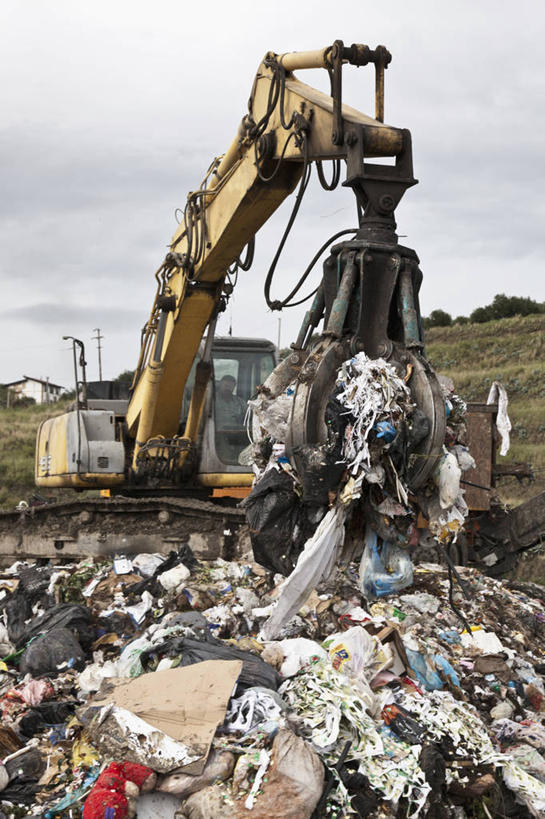 无人,竖图,室外,白天,正面,技术,草地,草坪,山,山脉,植物,建筑,意大利,欧洲,一堆,许多,阴影,堆叠,堆积,光线,影子,山峰,云,云朵,垃圾,山峦,很多,云彩,设备,草,树,树木,施工,蓝色,绿色,白云,蓝天,天空,阳光,自然,群山,天,机械,起重机,生长,晴朗,成长,堆,工程,南欧,意大利共和国,首府,波伦亚,博洛尼亚,柱廊之城,渣滓,艾米利亚.罗马涅,艾米利亚.罗马涅大区,晴空,彩图