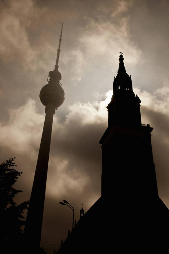 无人,竖图,室外,白天,仰视,旅游,度假,标志建筑,地标,建筑,德国,欧洲,阴影,光线,影子,云,云朵,首都,背光,云彩,娱乐,建设,柏林,蓝色,白云,蓝天,天空,阳光,天,享受,休闲,旅游胜地,放松,晴朗,西欧,电视塔,逆光,德意志联邦共和国,柏林州,柏林电视塔,亚历山大广场,晴空,彩图,低角度拍摄,米特区