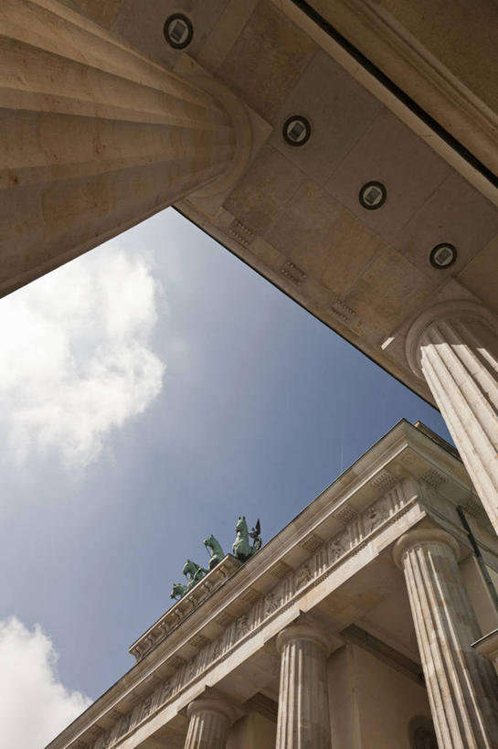 无人,竖图,室外,白天,仰视,旅游,度假,标志建筑,地标,建筑,雕塑,德国,欧洲,阴影,艺术,装饰,光线,雕刻,雕像,影子,柱子,云,云朵,首都,云彩,娱乐,建设,柏林,勃兰登堡门,蓝色,白云,蓝天,天空,阳光,工艺品,天,享受,休闲,旅游胜地,放松,晴朗,纪念,华丽,美术,西欧,主题,陈列,德意志联邦共和国,功能,美学,富丽,华美,柏林州,晴空,彩图,低角度拍摄