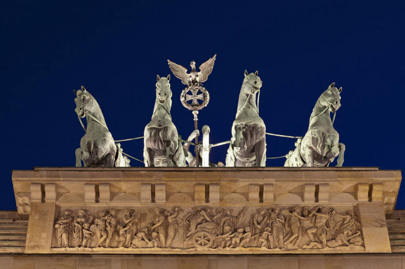 无人,横图,室外,夜晚,仰视,旅游,度假,标志建筑,地标,建筑,马,野生动物,雕塑,德国,欧洲,艺术,装饰,雕刻,雕像,首都,娱乐,建设,柏林,勃兰登堡门,四匹,蓝色,蓝天,天空,动物,工艺品,天,享受,休闲,旅游胜地,放松,运输,牲畜,纪念,华丽,美术,权利,象征,西欧,主题,陈列,德意志联邦共和国,法杖,功能,美学,地位,富丽,权杖,权势,华美,权位,柏林州,彩图,低角度拍摄