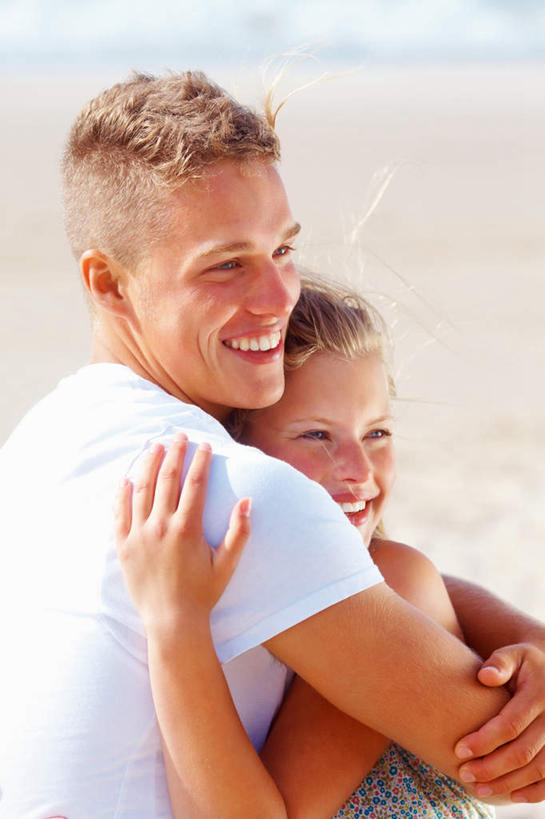 西方人,两个人,站,抱,笑,微笑,露齿笑,竖图,室外,白天,侧面,爱情,海浪,海洋,沙滩,欧洲,欧洲人,服装,朦胧,模糊,沙子,海岸,浪花,沙地,浪漫,扭头,注视,休闲装,衣服,海水,观察,看,站着,转头,休闲,温暖,温馨,休闲服,恩爱,恋人,服饰,抱着,观看,和睦,察看,搂着,关注,海景,男人,男性,年轻男性,年轻女性,女人,女性,白种人,情侣,大海,风浪,海,海水的波动,海滩,近岸浪,涌浪,搂,搂抱,站立,半身,彩图,伴侣,融洽