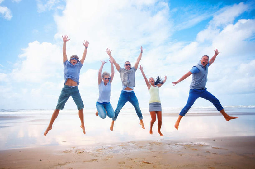 西方人,伙伴,朋友,跳,举,伸展双臂,笑,微笑,露齿笑,横图,室外,白天,正面,友谊,海浪,海洋,沙滩,欧洲,欧洲人,五个人,阴影,服装,裤子,光线,背心,墨镜,沙子,眼镜,影子,海岸,浪花,云,云朵,沙地,许多人,半空,云彩,注视,牛仔裤,休闲装,光脚,衣服,蓝色,白云,蓝天,天空,阳光,海水,太阳镜,太阳眼镜,天,观察,看,托,一群人,休闲,赤脚,休闲服,遮阳镜,服饰,晴朗,观看,张开双腿,察看,关注,海景,展开双腿,友情,男人,男性,年轻男性,年轻女性,女人,女性,白种人,大海,风浪,海,海水的波动,海滩,近岸浪,涌浪,晴空,敞开双臂,举起,举手,举着,伸开双臂,跳跃,向上举,向上伸,向上托,展开双肩,张开手臂,张开双臂,彩图,全身,伸展双腿