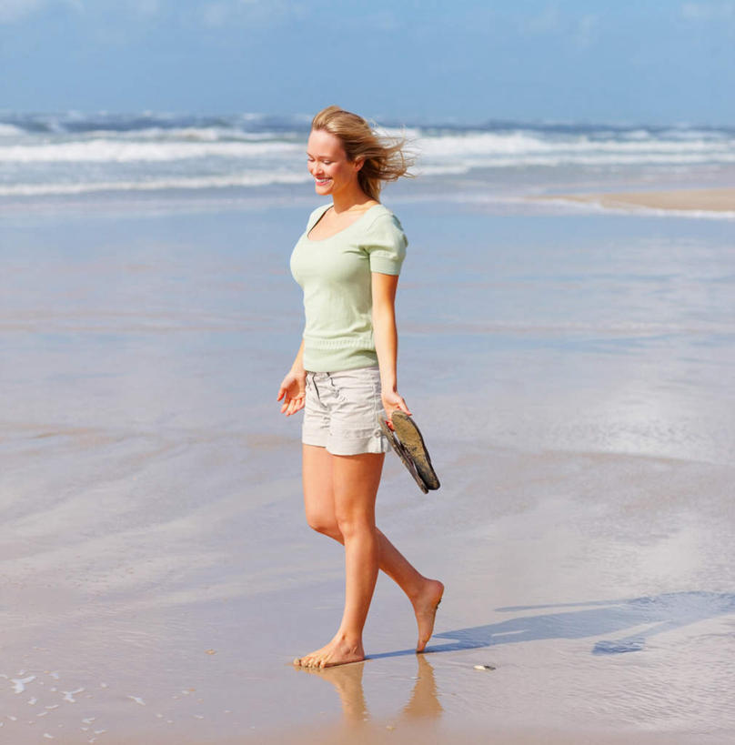 西方人,一个人,走,笑,微笑,露齿笑,竖图,室外,白天,侧面,凉鞋,海浪,海洋,沙滩,鞋子,欧洲,欧洲人,仅一个年轻女性,仅一个女性,仅一个人,握,阴影,服装,光线,沙子,影子,海岸,浪花,沙地,拿,拿着,注视,休闲装,光脚,衣服,蓝色,蓝天,天空,阳光,海水,天,观察,看,休闲,赤脚,休闲服,握着,服饰,晴朗,观看,察看,关注,海景,万里无云,年轻女性,女人,女性,白种人,大海,风浪,海,海水的波动,海滩,近岸浪,涌浪,晴空,晴空万里,步行,散步,走路,彩图,全身,夹趾拖鞋,人字拖,人字拖鞋