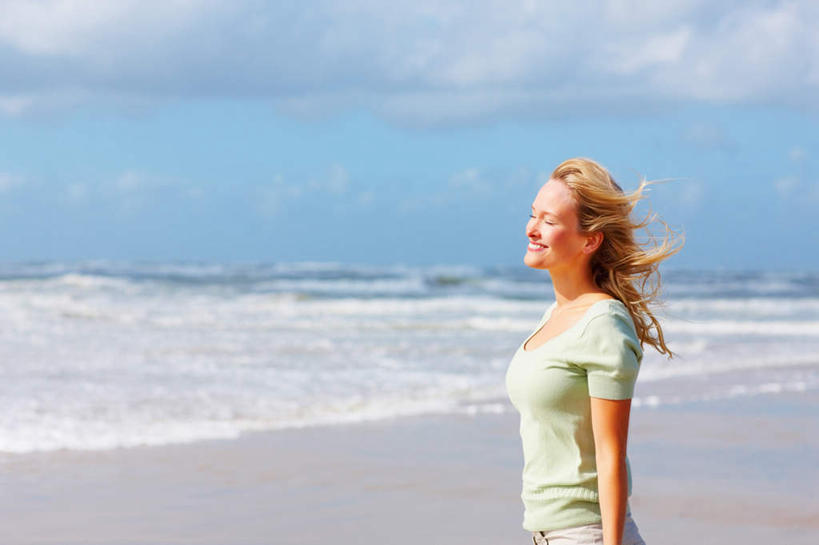 西方人,一个人,站,闭眼,笑,微笑,横图,室外,白天,侧面,海浪,海洋,沙滩,欧洲,欧洲人,仅一个年轻女性,仅一个女性,仅一个人,阴影,服装,朦胧,模糊,光线,沙子,影子,海岸,浪花,云,云朵,沙地,云彩,休闲装,衣服,蓝色,白云,蓝天,天空,阳光,海水,天,站着,休闲,休闲服,服饰,晴朗,海景,年轻女性,女人,女性,白种人,大海,风浪,海,海水的波动,海滩,近岸浪,涌浪,晴空,闭眼睛,闭着眼,闭着眼睛,站立,半身,彩图