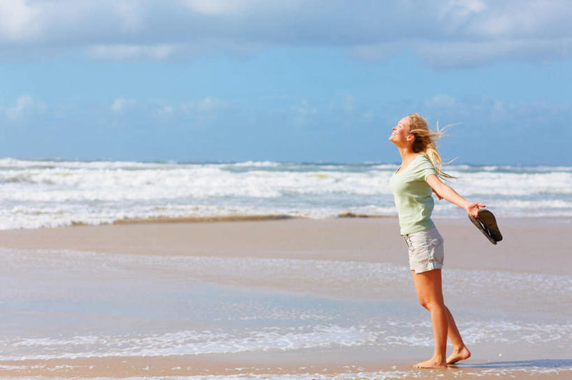 西方人,一个人,走,伸展双臂,笑,微笑,露齿笑,横图,室外,白天,侧面,凉鞋,海浪,海洋,沙滩,鞋子,欧洲,欧洲人,仅一个年轻女性,仅一个女性,仅一个人,握,阴影,服装,光线,沙子,影子,海岸,浪花,云,云朵,沙地,拿,云彩,拿着,注视,休闲装,光脚,衣服,蓝色,白云,蓝天,天空,阳光,海水,天,观察,看,休闲,赤脚,休闲服,握着,服饰,晴朗,观看,察看,关注,海景,年轻女性,女人,女性,白种人,大海,风浪,海,海水的波动,海滩,近岸浪,涌浪,晴空,步行,敞开双臂,散步,伸开双臂,展开双肩,张开手臂,张开双臂,走路,彩图,全身,夹趾拖鞋,人字拖,人字拖鞋