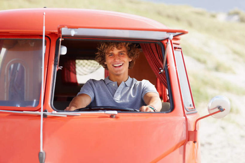 西方人,一个人,坐,笑,微笑,露齿笑,横图,室外,白天,正面,草地,草坪,沙滩,植物,汽车,欧洲,欧洲人,仅一个男性,仅一个人,一辆,服装,朦胧,模糊,沙子,海岸,面包车,沙地,注视,休闲装,车,草,仅一个年轻男性,衣服,红色,绿色,交通工具,观察,驾驶,看,行驶,休闲,休闲服,服饰,观看,操纵,控制,察看,关注,载具,操控,把持,男人,男性,年轻男性,白种人,海滩,坐着,半身,彩图