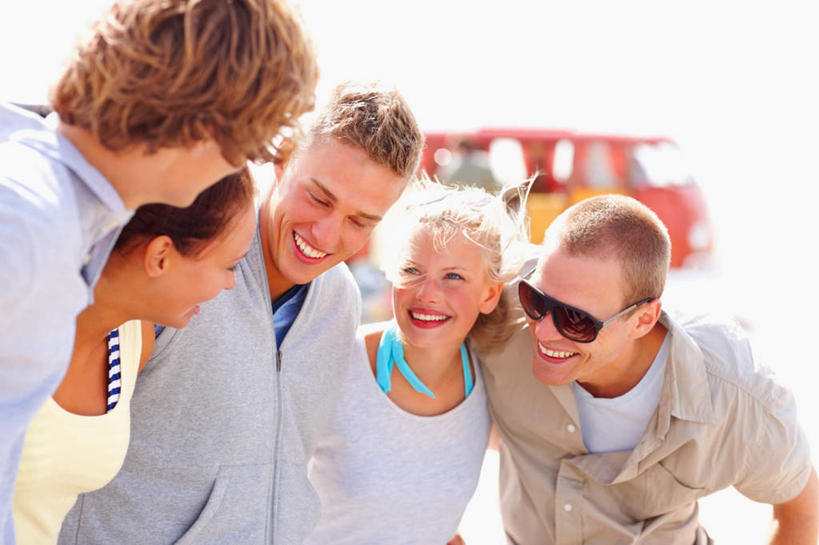 西方人,伙伴,朋友,站,抱,笑,微笑,露齿笑,横图,室外,白天,正面,友谊,海浪,海洋,沙滩,汽车,欧洲,欧洲人,五个人,一辆,一排,弯腰,阴影,服装,朦胧,模糊,整齐,光线,墨镜,沙子,眼镜,影子,海岸,浪花,面包车,沙地,许多人,注视,休闲装,车,排列,衣服,阳光,海水,太阳镜,太阳眼镜,交通工具,观察,看,站着,一群人,休闲,休闲服,遮阳镜,服饰,抱着,观看,察看,搂着,队列,关注,载具,海景,弯身,友情,男人,男性,年轻男性,年轻女性,女人,女性,白种人,大海,风浪,海,海水的波动,海滩,近岸浪,涌浪,搂,搂抱,站立,半身,彩图