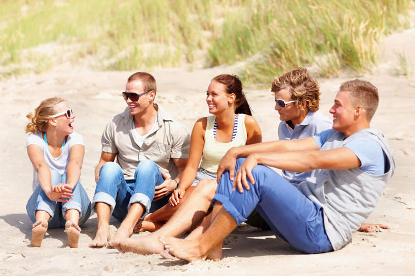 西方人,腿部,脚,脚趾,脚趾甲,腿,伙伴,朋友,坐,笑,微笑,横图,室外,白天,正面,友谊,海浪,海洋,沙滩,欧洲,欧洲人,五个人,一排,服装,裤子,整齐,墨镜,沙子,眼镜,海岸,浪花,沙地,许多人,扭头,注视,牛仔裤,休闲装,光脚,排列,衣服,海水,太阳镜,太阳眼镜,观察,看,转头,一群人,休闲,赤脚,休闲服,遮阳镜,服饰,观看,察看,队列,关注,海景,友情,男人,男性,年轻男性,年轻女性,女人,女性,白种人,脚指甲,大海,风浪,海,海水的波动,海滩,近岸浪,涌浪,坐着,彩图,全身