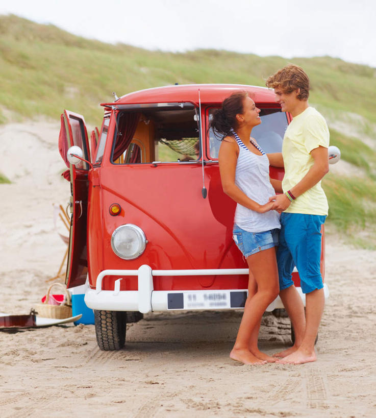 西方人,腿部,脚,脚趾,脚趾甲,腿,两个人,站,握手,笑,微笑,露齿笑,竖图,室外,白天,侧面,爱情,草地,草坪,沙滩,植物,汽车,纺织品,欧洲,欧洲人,一辆,服装,装饰,毛毯,沙子,毯子,海岸,面包车,沙地,浪漫,注视,休闲装,光脚,车,草,纺织,衣服,红色,蓝色,绿色,蓝天,天空,垫子,交通工具,天,观察,看,站着,休闲,温暖,温馨,赤脚,休闲服,恩爱,恋人,服饰,晴朗,观看,华丽,修饰,点缀,和睦,察看,关注,载具,万里无云,衬托,美观,雅致,雅观,男人,男性,年轻男性,年轻女性,女人,女性,白种人,脚指甲,情侣,海滩,晴空,晴空万里,搀手,拉手,手拉手,手握手,站立,彩图,全身,伴侣,融洽