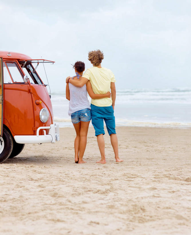 西方人,两个人,站,抱,竖图,室外,白天,爱情,海浪,海洋,沙滩,汽车,欧洲,欧洲人,一辆,服装,沙子,海岸,浪花,云,云朵,面包车,沙地,浪漫,云彩,休闲装,光脚,车,背面,衣服,蓝色,白云,蓝天,天空,海水,交通工具,天,站着,休闲,温暖,温馨,赤脚,休闲服,恩爱,恋人,服饰,晴朗,抱着,和睦,搂着,载具,海景,男人,男性,年轻男性,年轻女性,女人,女性,白种人,情侣,大海,风浪,海,海水的波动,海滩,近岸浪,涌浪,晴空,搂,搂抱,站立,彩图,全身,伴侣,融洽