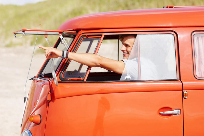 西方人,一个人,坐,举,笑,微笑,露齿笑,横图,室外,白天,侧面,草地,草坪,沙滩,植物,汽车,欧洲,欧洲人,仅一个男性,仅一个人,一辆,指,服装,沙子,海岸,面包车,沙地,注视,休闲装,方向,车,装饰品,草,仅一个年轻男性,衣服,绿色,饰品,手链,首饰,交通工具,观察,驾驶,看,手势,托,行驶,休闲,休闲服,服饰,手镯,观看,操纵,控制,察看,指向,食指,关注,载具,镯子,操控,把持,男人,男性,年轻男性,白种人,海滩,举起,举手,举着,向上举,向上伸,向上托,坐着,半身,彩图